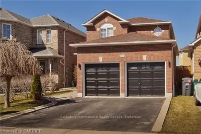 851 Stonebridge Avenue, Mississauga, ON L5V 2L1