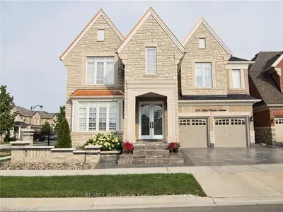 526 Alfred Hughes Avenue, Oakville, ON L6M 0P3
