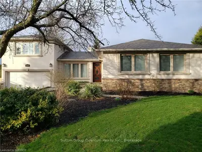257 Savoy Crescent, Oakville, ON L6L 1Y2
