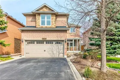 2193 Norfolk Drive, Oakville, ON L6H 6H4