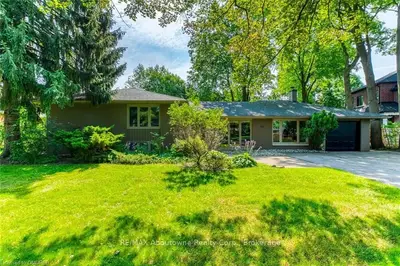 88 SELGROVE Crescent, Oakville, ON L6L 1L3