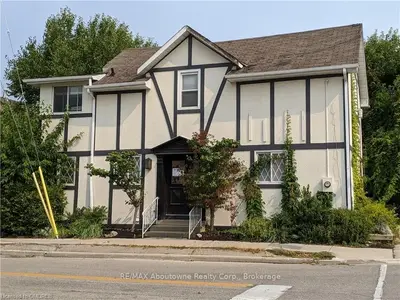151 LAKESHORE Road W Upper, Oakville, ON L6K 1E5