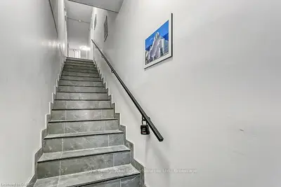 237 LAKESHORE Road E 2, Mississauga, ON L5G 1G8