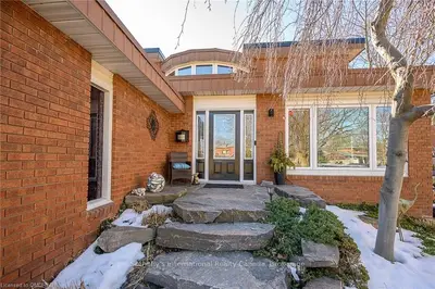 735 Cameron Court, Mississauga, ON L5C 3B8