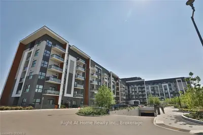 128 GROVEWOOD COMMON Crescent 524, Oakville, ON L6H 0X3