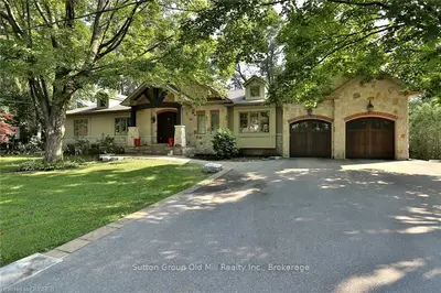 225 Forestwood Drive, Oakville, ON L6J 4E5