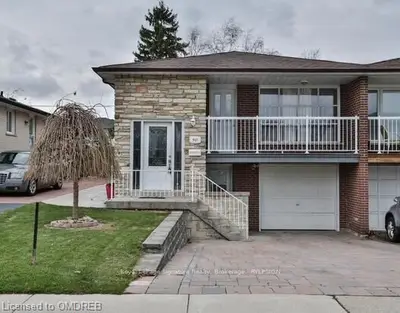 943 Blairholme Avenue Lower, Mississauga, ON L5C 1G5