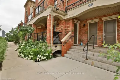 51 HAYS Boulevard 33, Oakville, ON L6H 0J1