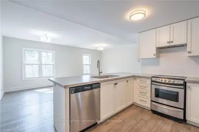 760 LAKESHORE Road E 204, Mississauga, ON L5E 1C7
