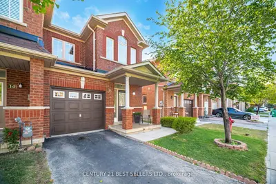 Att/Row/Townhouse in Brampton