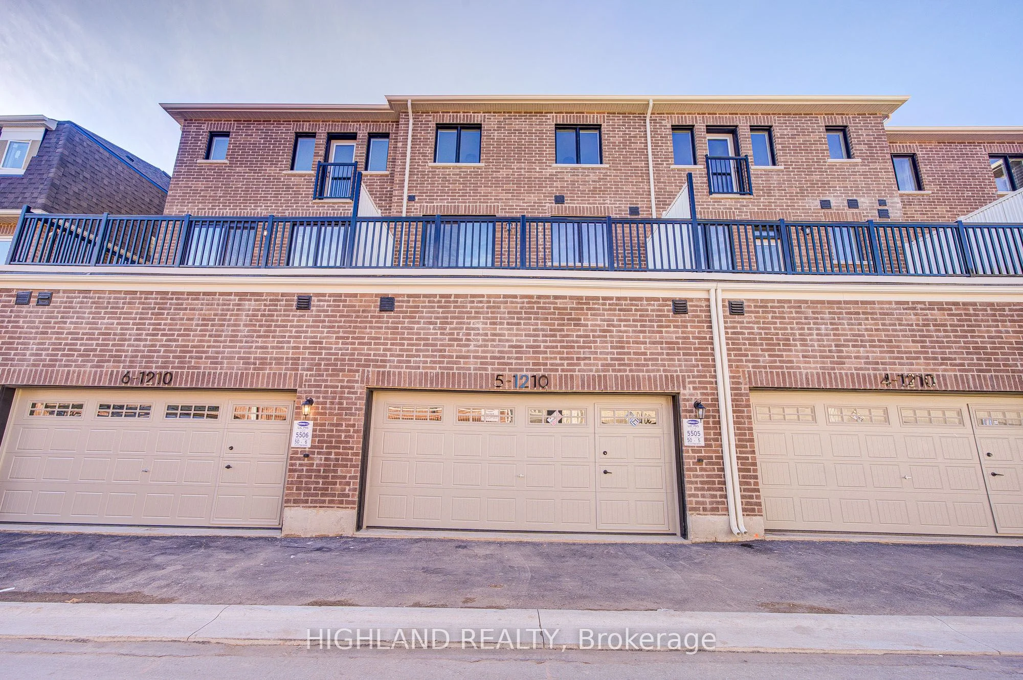 Att/Row/Townhouse in Oakville