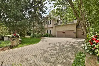 2238 PINENEEDLE Row, Mississauga, ON L5C 1V3
