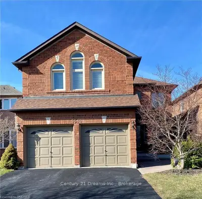 5686 Whitehorn Avenue, Mississauga, ON L5V 2A9