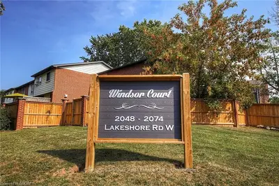 2062 Lakeshore Road W, Oakville, On L6j 1m3