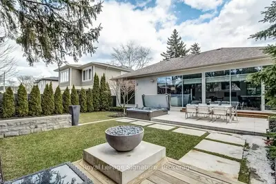 2435 Meadowood Crescent, Oakville, ON L6L 1V5
