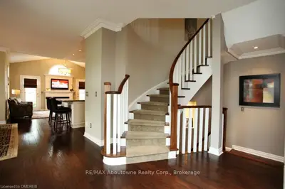 2088 Pinevalley Crescent, Oakville, ON L6H 6L7