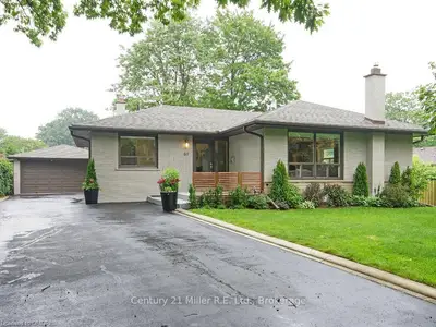 61 Glenmanor Drive, Oakville, ON L6K 2B3