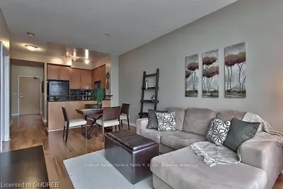 220 Burnhamthorpe Road W 2208, Mississauga, ON L5B 4N4