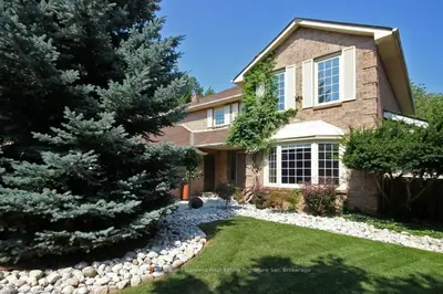 1075 Manchester Crescent, Oakville, ON L6M 1G2