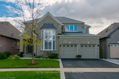 2164 Rochester Circle, Oakville, ON L6M 5E3