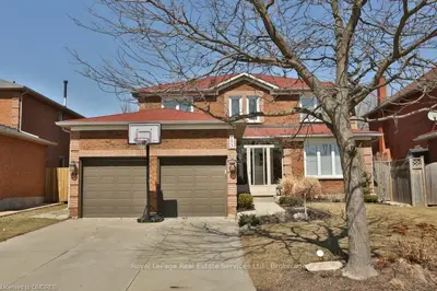 153 Stevenson Road, Oakville, ON L6L 6H1