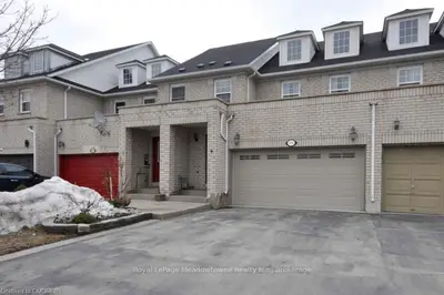 2074 WHITE DOVE Circle, Oakville, ON L6M 3R7