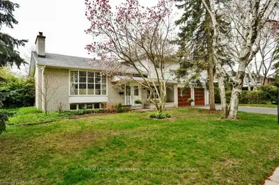 902 BALTIMORE Avenue, Mississauga, ON L5J 2R3