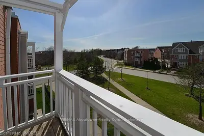 2386 Munn's Avenue D, Oakville, ON L6H 6G9