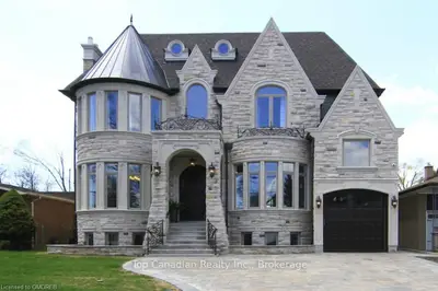 2372 EDENHURST Drive, Mississauga, ON L5A 2K9