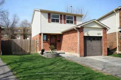 6371 Plowmans Heath, Mississauga, ON L5N 3W1