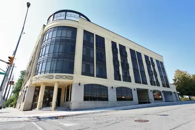 205 LAKESHORE Road W 407, Oakville, ON L6K 0A8