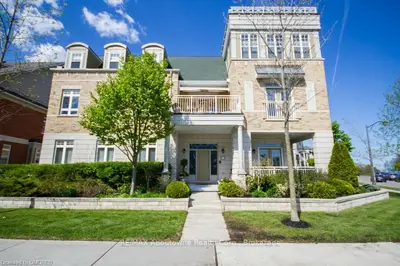 44 St Lawrence Drive, Mississauga, ON L5G 4V1