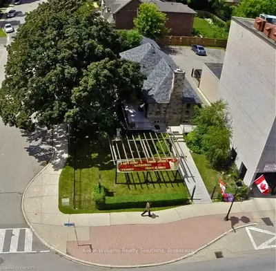 3 Brant Avenue, Mississauga, On L5g 3n9