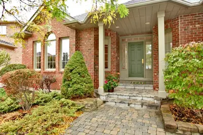 1079 SHELTERED OAK Court, Oakville, ON L6M 3M6