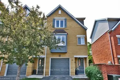 2300 brays Lane 45, Oakville, ON L6M 3j9