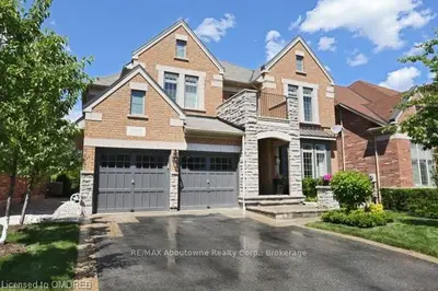 2315 Lyndhurst Drive, Oakville, ON L6H 7V5