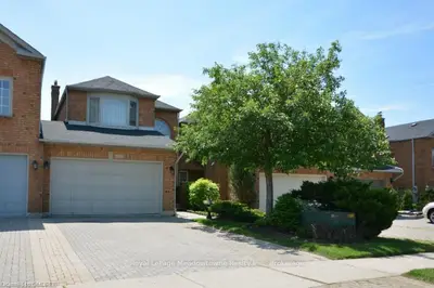 2025 BRAYS Lane, Oakville, ON L6M 2S8