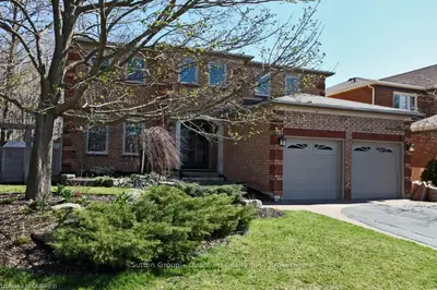1715 PILGRIMS Way, Oakville, ON L6M 2G5