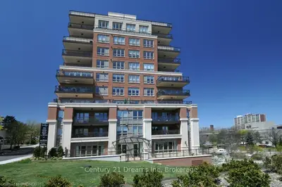 111 Forsythe Street 202, Oakville, ON L6K 3J9