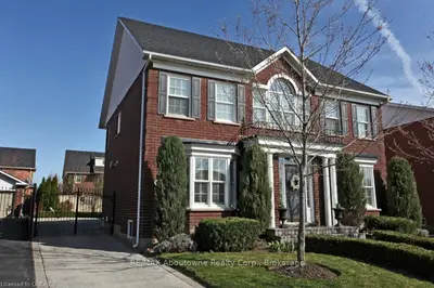 125 River Glen Boulevard, Oakville, ON L6H 5Z5
