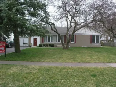 276 OAKWOOD Crescent, Oakville, ON L6K 3N1