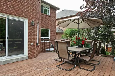1087 Haydonbridge Court, Mississauga, ON L5V 1J4