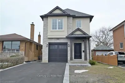 1046 Eastmount Avenue S, Mississauga, ON L5E 1Z3