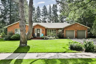 2032 Elmhurst Avenue, Oakville, On L6j 1x1