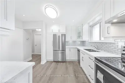 2182 TRUSCOTT Drive, Mississauga, ON L5J 2A6