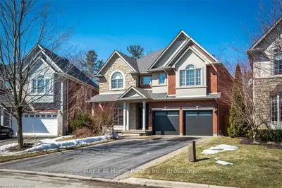 493 SPRUCE NEEDLE Court, Oakville, ON L6H 7L2