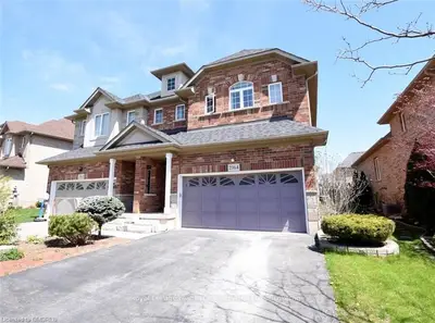 2364 STONE GLEN Crescent, Oakville, ON L6M 0C7