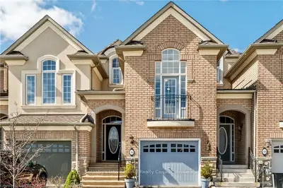 Att/Row/Townhouse in Oakville