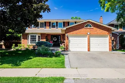 1071 MANCHESTER Crescent, Oakville, ON L6M 1G2