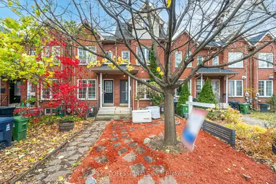 Att/Row/Townhouse in Toronto